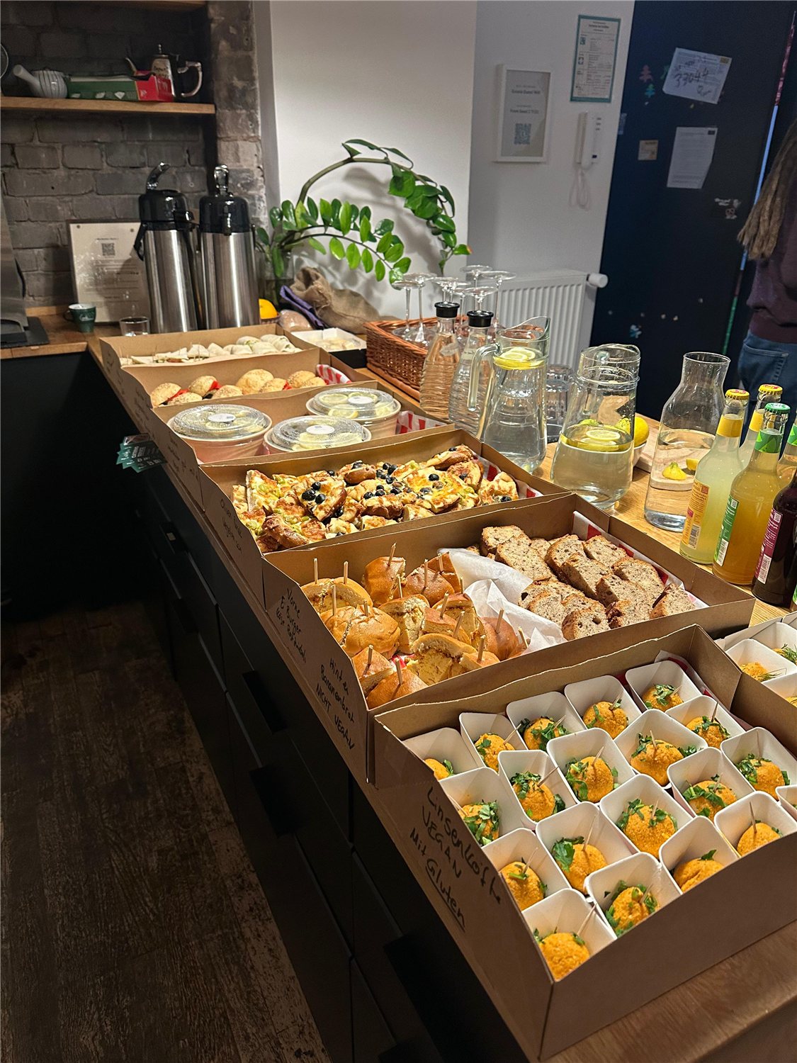 Buffet mit herzhaften Häppchen und Getränken