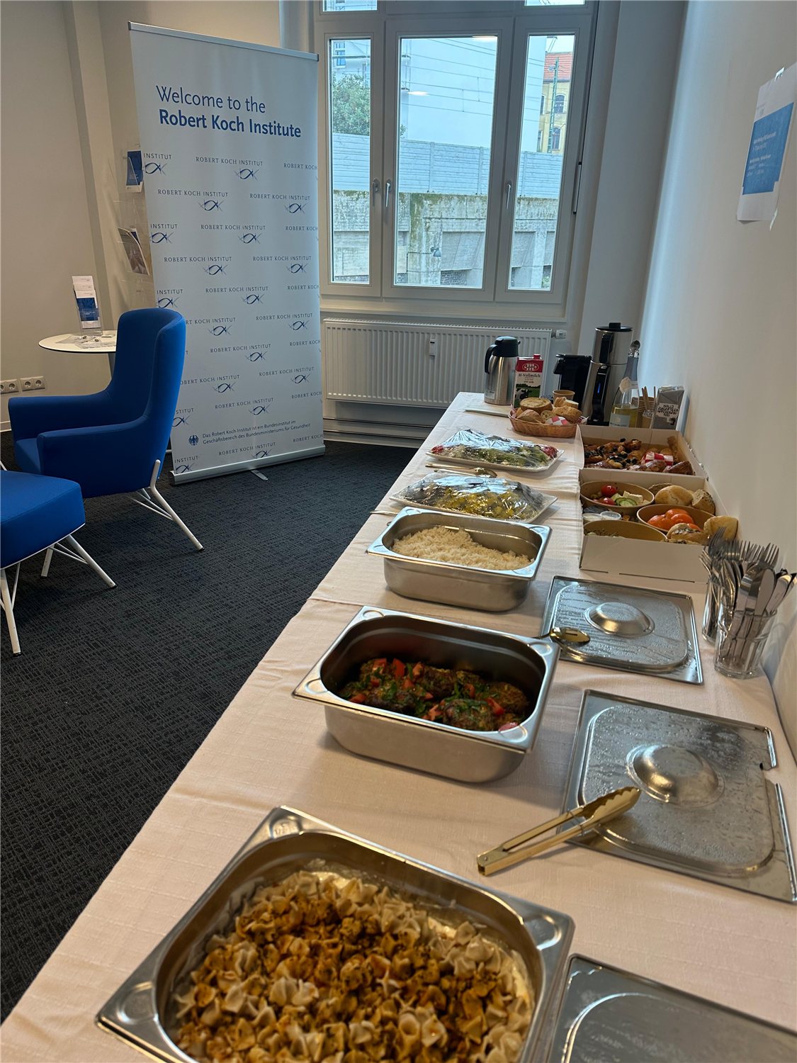 Ein Cateringbuffet mit warmen Gerichten und Salaten